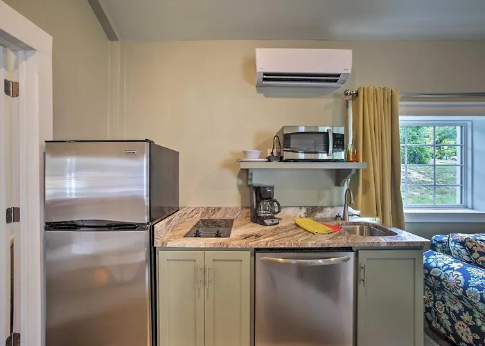 Downtown Branson Cottage With Pool Access!