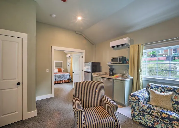 Downtown Branson Cottage With Pool Access!